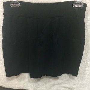 Black GUESS mini skirt 🎱